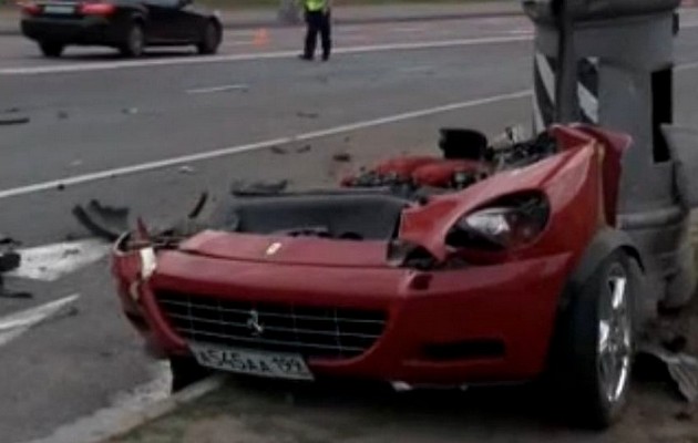 Ρωσία: Άφησε την μισή Ferrari στον… στύλο (βίντεο)