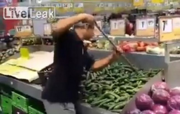 Πανικός: Φίδι στα λαχανικά του σούπερ μάρκετ (βίντεο)