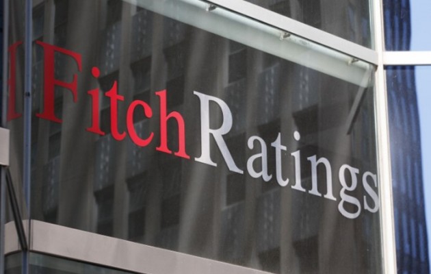 Fitch: Απίθανη η ομαλή άρση των capital controls