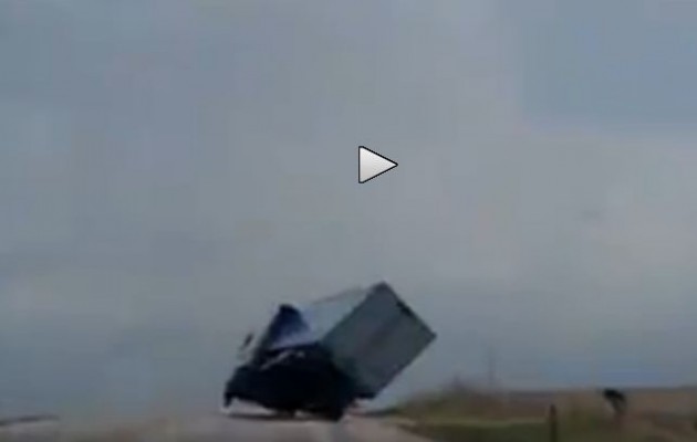 Ισχυρός άνεμος παρασέρνει… τριαξονικό φορτηγό (βίντεο)