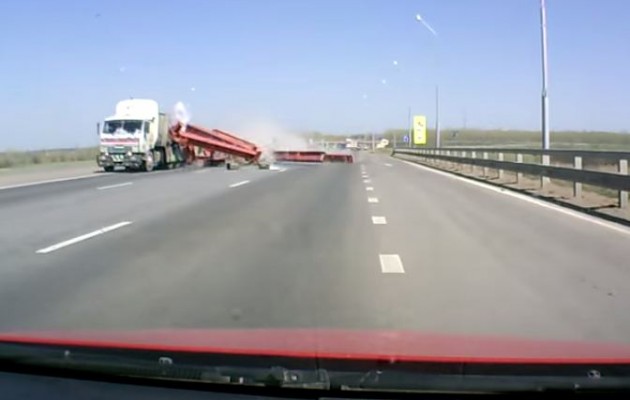 Και ξαφνικά έφυγε το φορτίο στην στροφή (βίντεο)