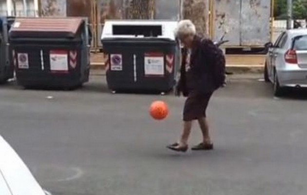 Ταλεντάρα η γιαγιά στο… ποδόσφαιρο (βίντεο)