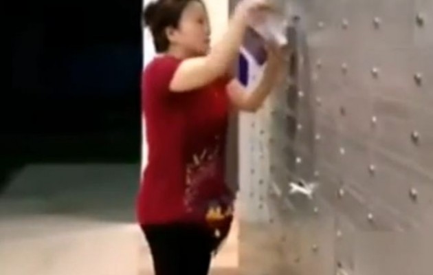 Η εργαζόμενη που ονειρεύονται όλα τα αφεντικά (βίντεο)