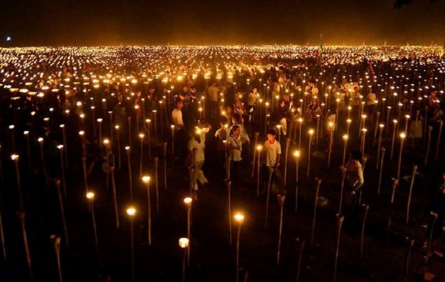 Φιλιππίνες: Με 56.680 δάδες μπήκαν στο βιβλίο Γκίνες (βίντεο)