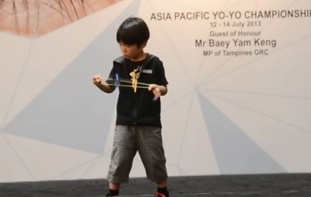 Αυτός ο μπόμπιρας είναι φαινόμενο (βίντεο)