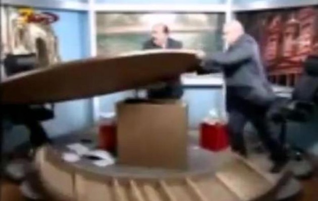 Απίστευτο βίντεο: τα έκαναν γυαλιά καρφιά στον “αέρα” τηλεοπτικής εκπομπής