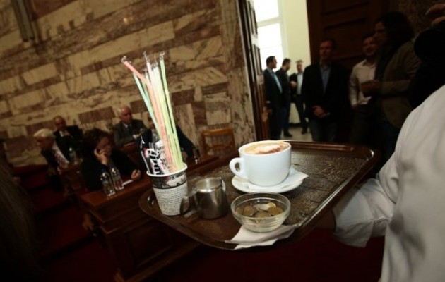 Πόσο μπουρμπουάρ αφήνουν οι βουλευτές στο καφενείο της Βουλής;