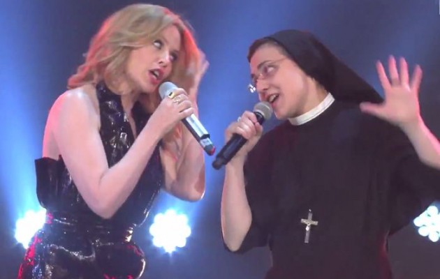 Δεν υπάρχει: Η Κάιλι Μινόγκ τραγουδά με την καλόγρια του the Voice (βίντεο)