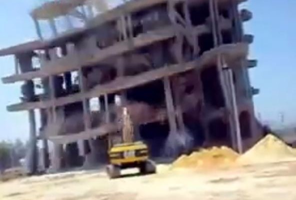 5όροφο κτίριο πέφτει πάνω στον εργάτη (βίντεο)