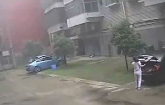 Έπεσε από τον 5ο όροφο μαζί με την 7χρονη κόρη του (βίντεο)