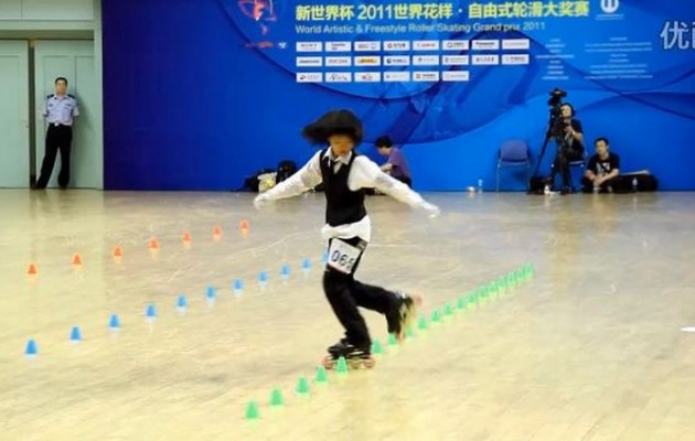 Τρελαίνει τον κόσμο με τις φιγούρες της η κινέζα με τα πατίνια (βίντεο)