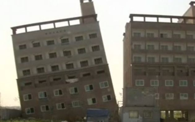 Κορέα: Κτίριο υπό κατασκευή έγειρε κατά 30 μοίρες (βίντεο)