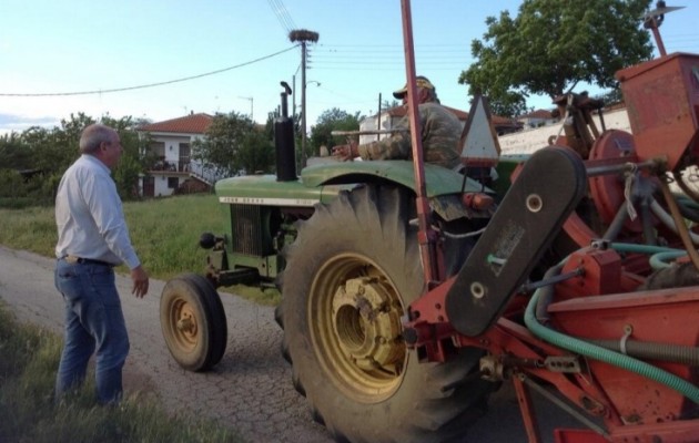 Οργώνει τα χωράφια ο Κουίκ – να θερίσει ψήφους!