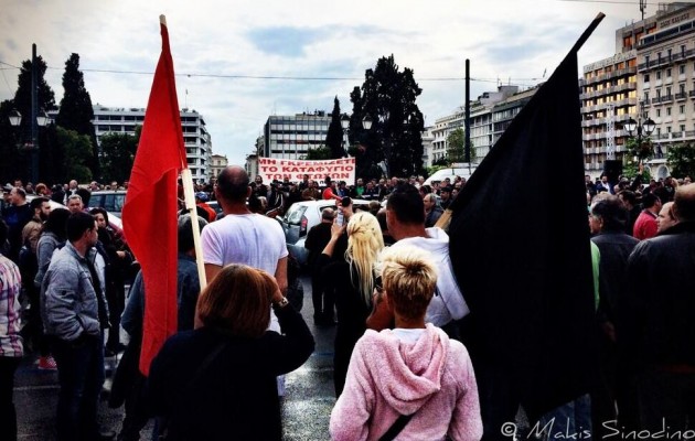 Συμβαίνει τώρα: Συγκέντρωση των παραγωγών λαϊκών αγορών στη Βουλή