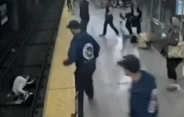 ΗΠΑ: Πανικός όταν γυναίκα έπεσε στις γραμμές του μετρό (βίντεο)