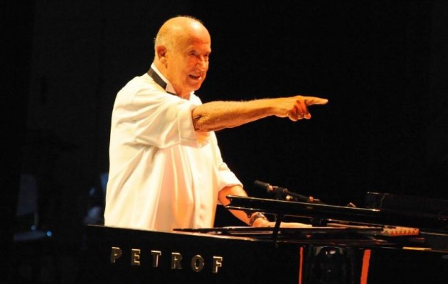 Μίμης Πλέσσας: Πιστεύω στο Θεό για να μπορώ να έχω το δικαίωμα να αναθεωρώ