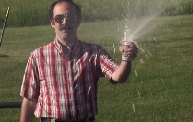 “Δώσε μου μία μπύρα”: Το αμερικάνικο κιτς στο μεγαλείο του (βίντεο)