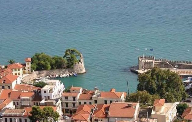 Ναύπακτος: Έγραφε συνθήματα έξω από εκλογικό κέντρο και συνελήφθη