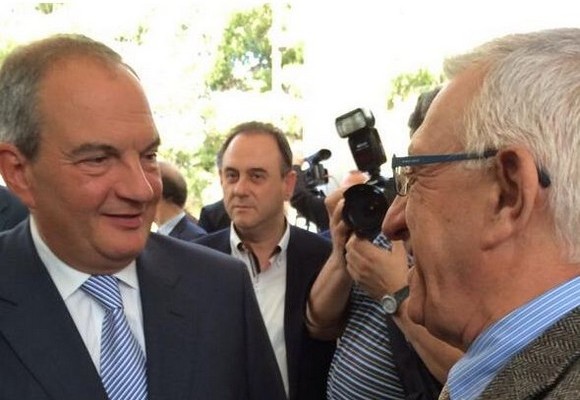 Φωτογραφία – μήνυμα: Ο Καραμανλής χαιρετά τον Κακλαμάνη