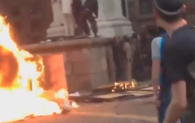 ΒΙΝΤΕΟ ΝΤΟΚΟΥΜΕΝΤΟ: Ουκρανοί ναζί και χούλιγκαν πυροβολούν και καίνε τους Ρώσους στην Οδησσό