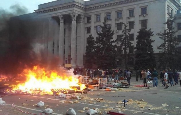 Έκτακτη είδηση: 38 οι νεκροί στην Οδησσό – κάηκαν στο φλεγόμενο κυβερνητικό κτίριο (βίντεο)