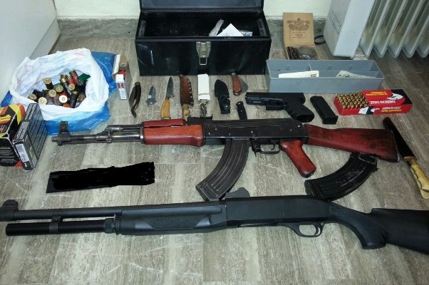 Κρήτη: Έκρυβε  ολόκληρο οπλοστάσιο στο… μαντρί