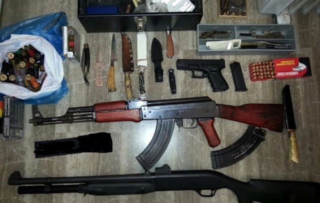 Πέντε συλλήψεις για καλάσνικοφ και άλλα παράνομα όπλα στην Κρήτη (εικόνες)