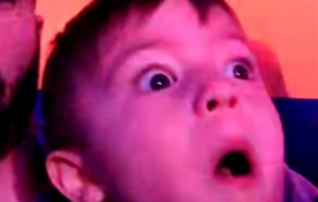 Θα το λατρέψετε: Παιδί βλέπει για πρώτη φορά πυροτεχνήματα (βίντεο)