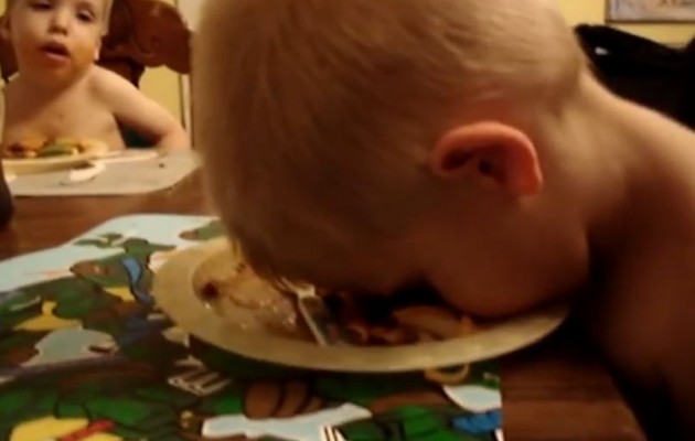 Μικρό παιδί κοιμάται πάνω στην… μακαρονάδα (βίντεο)
