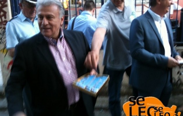 Ο Κώστας Καραμανλής δεν έφαγε τα σοκολατάκια που του πρόσφερε ο Ψωμιάδης