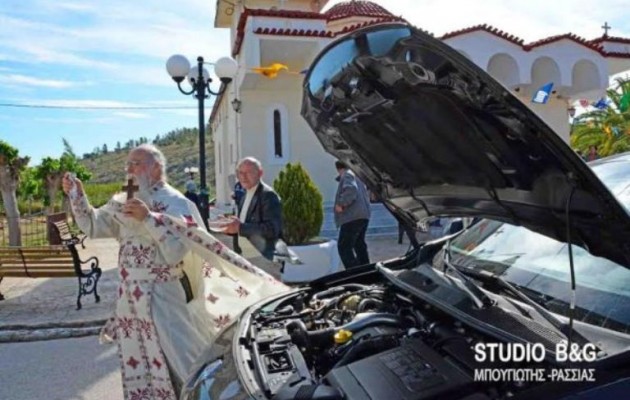 Ιερέας στο Ναύπλιο έκανε αγιασμό σε αυτοκίνητα