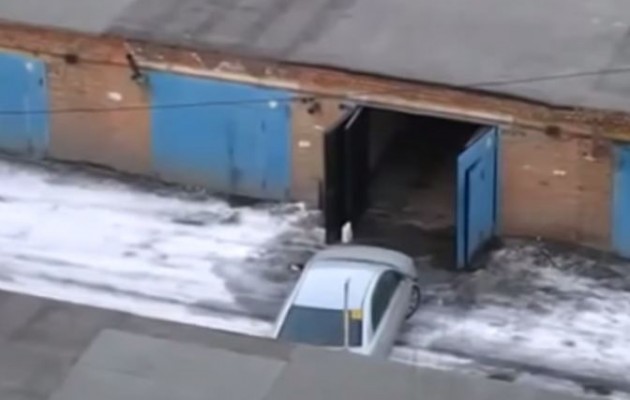 Ρεκόρ – Ρωσία: Χρειάστηκε 7 λεπτά για να περάσει το πεζοδρόμιο και να παρκάρει (βίντεο)