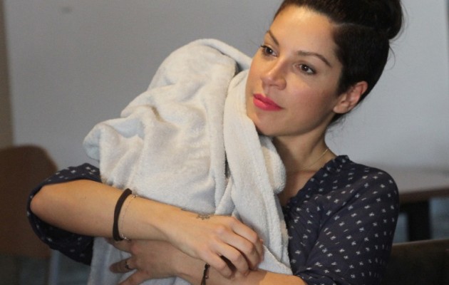 Δείτε τη Μαριάντα Πιερίδη να δίνει γάλα στο μωρό της