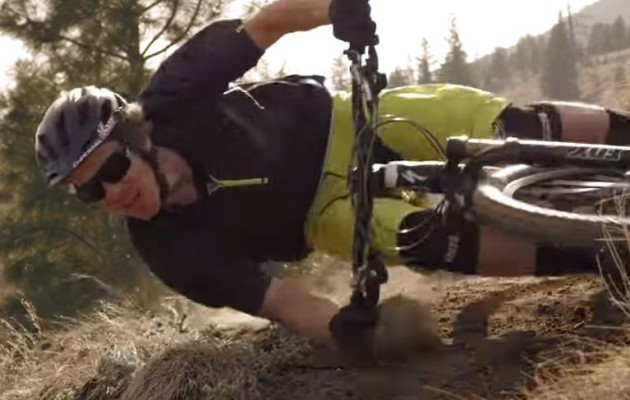 Απίστευτες φιγούρες με το ποδήλατο παράλληλα με το έδαφος (βίντεο)