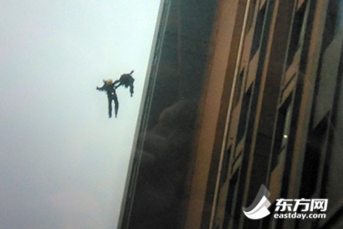 Φρικτός θάνατος – Έπεσαν στο κενό πιασμένοι από το χέρι (βίντεο)