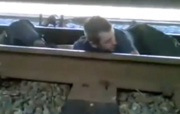 Απίστευτο: Περνά κάτω από τρένο που είναι εν κινήσει! (βίντεο)