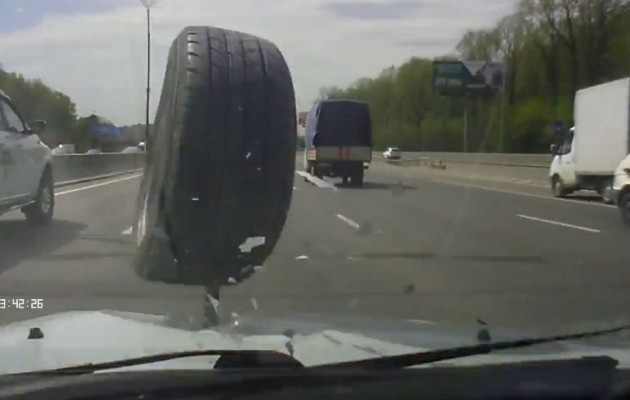 Πανικός: Μία ρόδα από το αντίθετο ρεύμα έρχεται καταπάνω του (βίντεο)