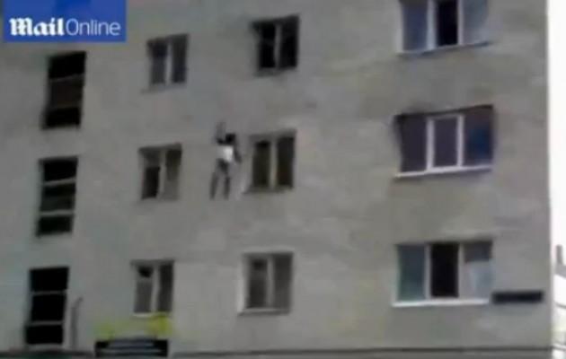 Μητέρα πετάει τα παιδιά της από το παράθυρο για να τα σώσει (βίντεο)