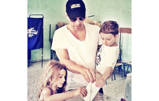 Σάκης Ρουβάς: Ψήφισε με τα παιδιά του αγκαλιά