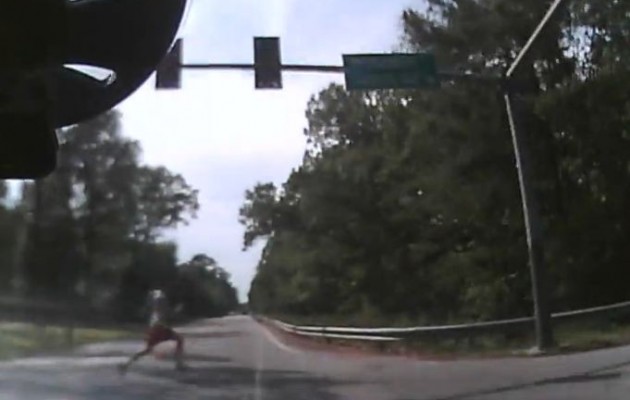 Κάνει τζόκινγκ φλερτάροντας με τον… θάνατο (βίντεο)