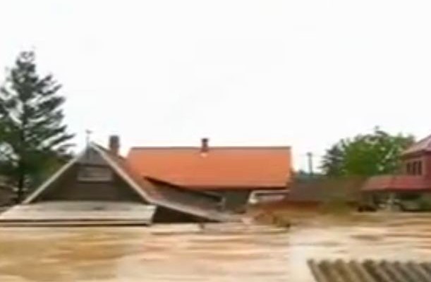 Σερβία: Το νερό από τις πλημμύρες έφτασε στον 4ο όροφο (βίντεο)