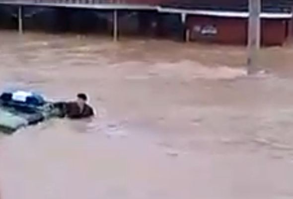 Σερβία πλημμύρες: 2 φαντάροι σώζονται την τελευταία στιγμή (βίντεο)