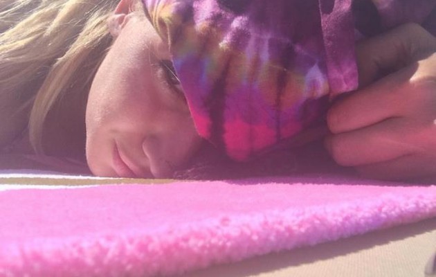 Στη θάλασσα για μπανάκι πριν ακόμα “σφίξουν” οι ζέστες