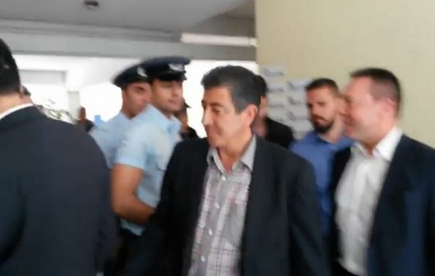 Αποδοκιμάστηκε ο Στουρνάρας στο Κουκάκι (βίντεο)