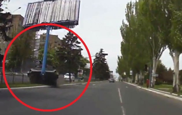 Τρελό τανκς τα κάνει μπάχαλο σε δρόμο της Μαριούπολης (βίντεο)