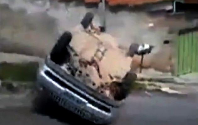 Πήγε να ανέβει την ανηφόρα και κατέστρεψε το αυτοκίνητο (βίντεο)