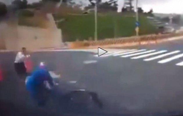 Δεν θα πιστεύετε που έπεσε μετά το τρακάρισμα (βίντεο)