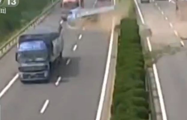 Αλυσιδωτό τρακάρισμα σοκ στην Κίνα (βίντεο)