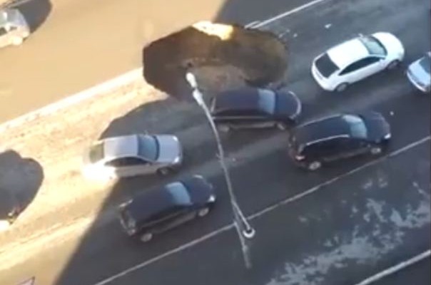 Άνοιξε τρύπα στον δρόμο την ώρα μποτιλιαρίσματος – Κινδύνεψαν άνθρωποι (βίντεο)