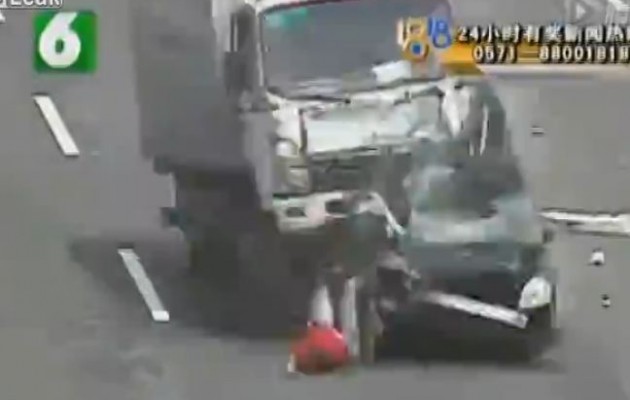 Κίνα: Σώθηκε από τροχαίο και μετά τον πάτησε φορτηγό (βίντεο)
